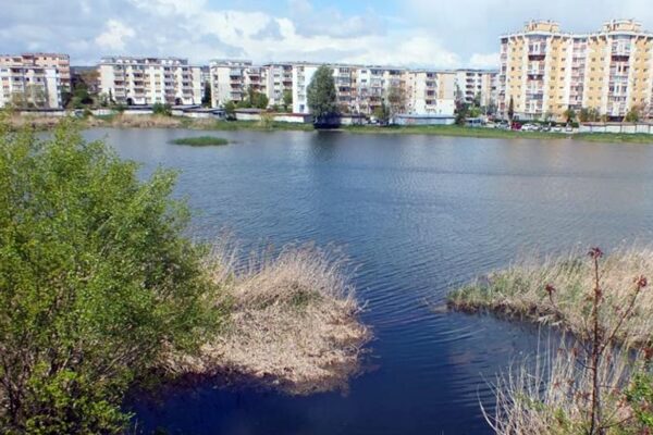 Cadavrul unui tânăr găsit în lacul Gheorgheni. Polițiștii criminaliști au făcut cercetare la fața locului