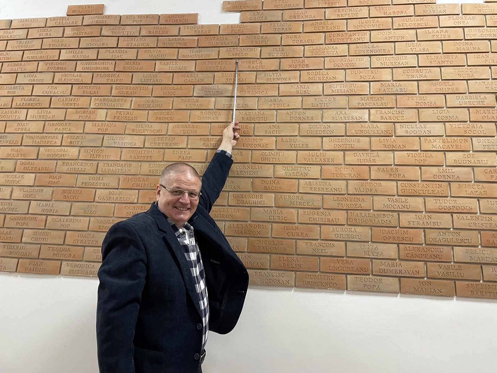 Cărămizile memoriei de la Liceul Barițiu. Zidul care vorbește despre profesorii școlii, o idee cum nu s-a mai văzut