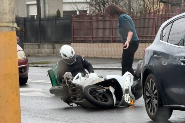 Accident de circulație cu un livrator, în Cluj Napoca. Asiaticii nu respectă nicio lege de circulație