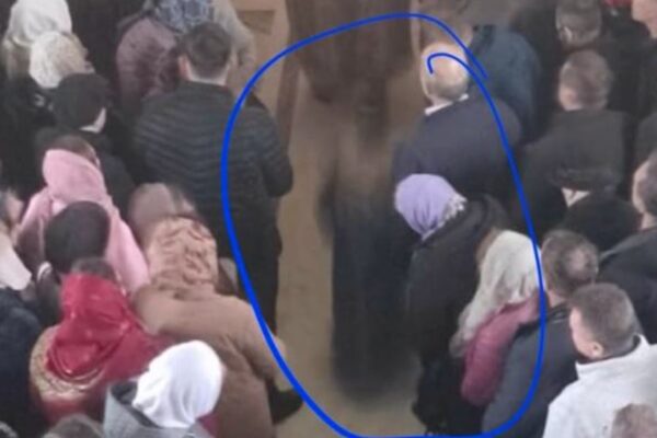 Iluzie optică sau apariție miraculoasă într-o biserică din România. Totul s-a întâmplat în timpul slujbei