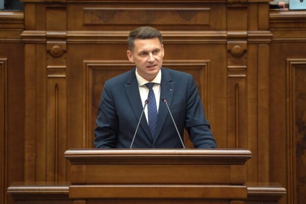 Chemarea la schimbare care zguduie sistemul public. Senatorul clujean Mircea Abrudean: ”cei care au și pensii și salarii trebuie să aleagă”