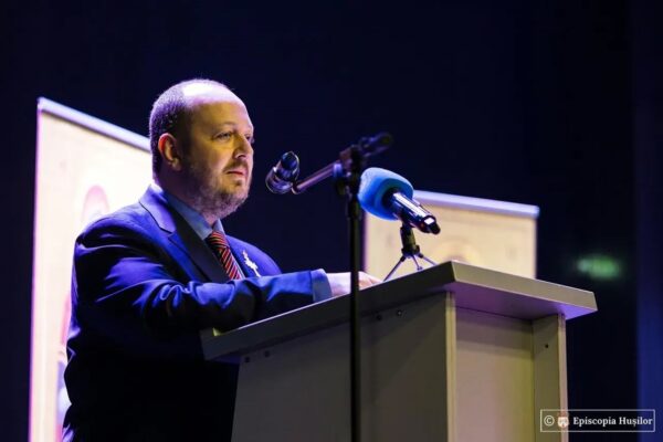 Profesorul Papahagi la un pas sa fie luat la bataie de un preot suveranist! Bătăușul în sutană a ajuns la spital și a fost amendat