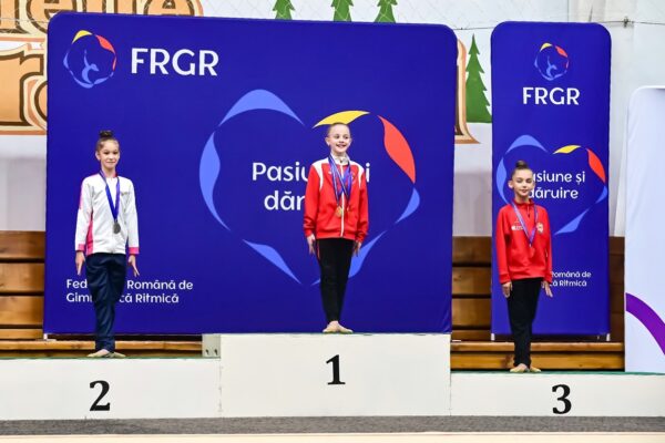 Campioanele României la gimnastică se antrenează la Cluj într-o sală improvizată. Strălucesc pe podium, luptă acasă cu lipsurile