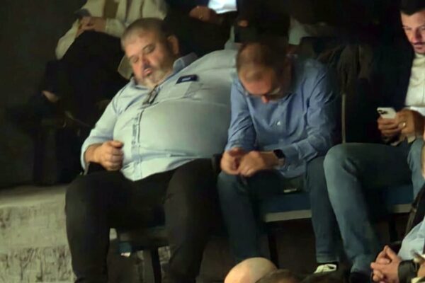 Vasile Dîncu, total neinteresant pentru PSD-iștii clujeni. Șeful de organizație care doarme pe rupte la ședințele de partid