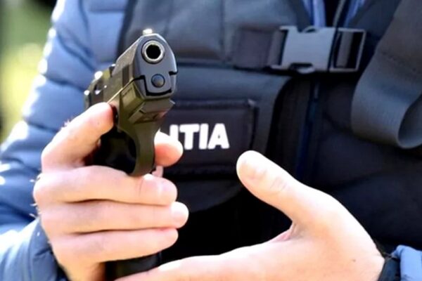 S-au tras focuri de armă la Apahida. Polițiștii au împușcat de trei ori un agresor care i-a atacat cu cuțitele