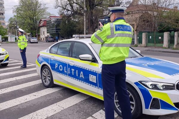 Mașină de lux, parcată fără griji pe o stradă din Cluj. Ceea ce au descoperit polițiștii a schimbat totul