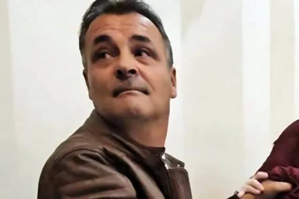 Scene revoltătoare chiar sub tricolor. Poliția s-a autosesizat după apariția unor imagini scandaloase din Primăria Livezile