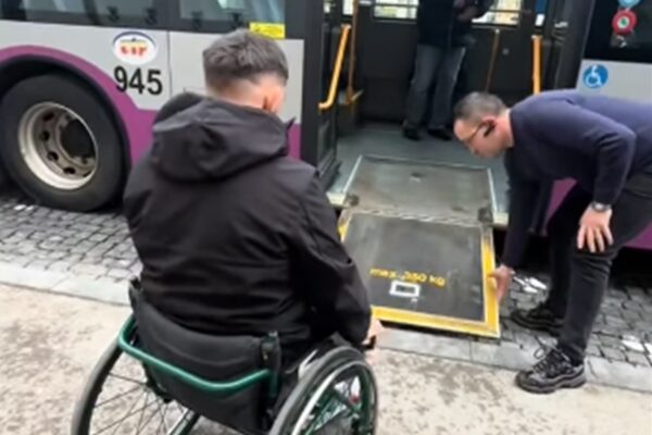 Gest de mare omenie făcut de un șofer de la CTP Cluj. A oprit autobuzul pentru a ajuta un tânăr cu probleme