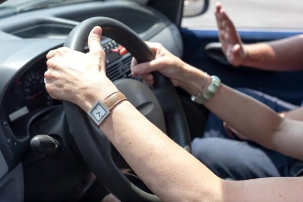 Adio bolizi pentru „bobocii” șoselelor! Parlamentul pregătește legea care taie caii-putere șoferilor începători