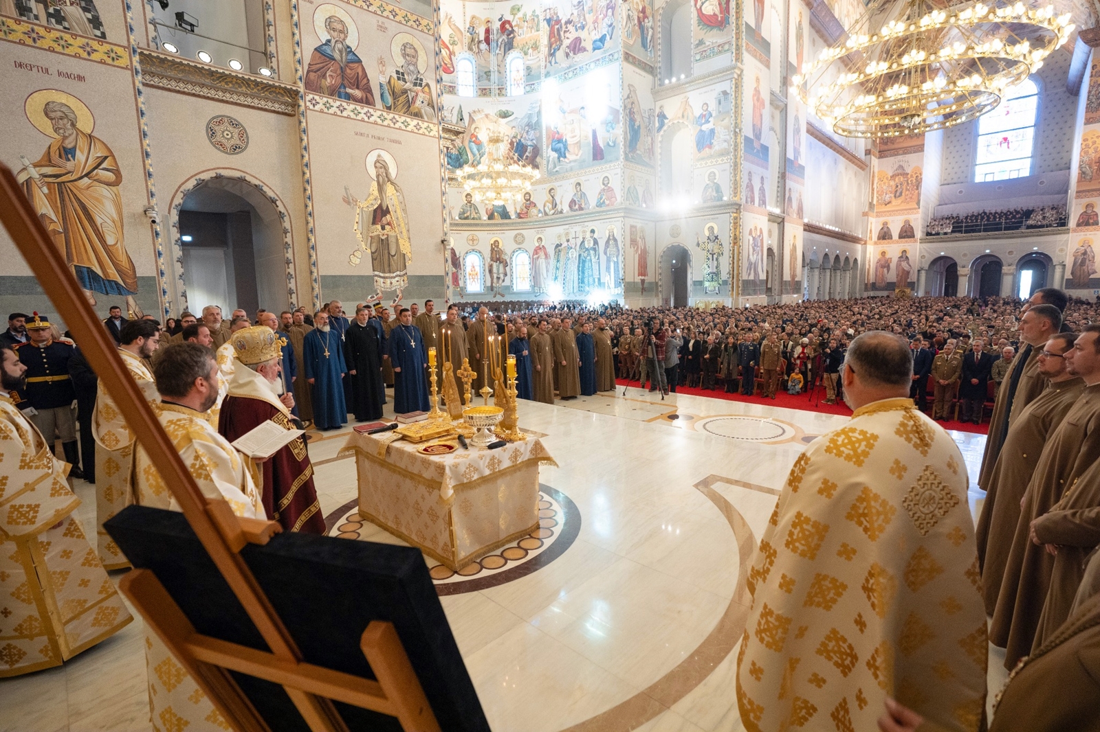 Cântece legionare în Catedrala Mântuirii Neamului. Tăcerea care vorbește mai tare decât slujba