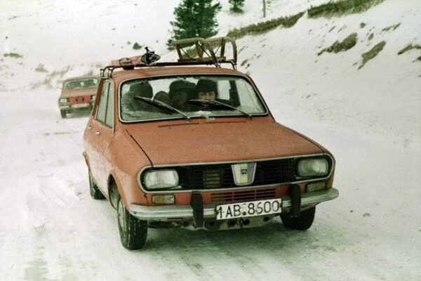 Așa circulau românii, iarna, pe vremea lui Ceaușescu. Bătrânele Dacii abia făceau față pe drumurile necurățate de zăpadă