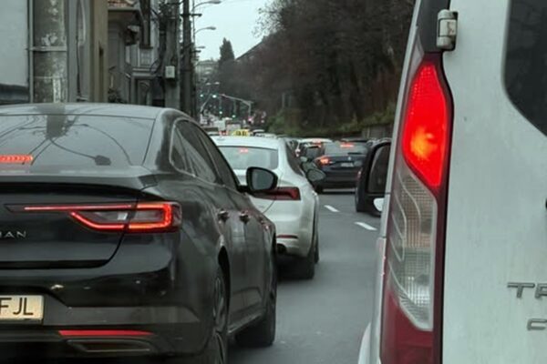 Ambuteiaj de mari proporții în Cluj-Napoca, înainte de Crăciun. Strada Clinicilor este blocată