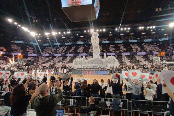 Atmosferă senzațională în BT Arena la meciul anului în baschetul românesc. Fanii au pus la cale o coregrafie de îți taie respirația!