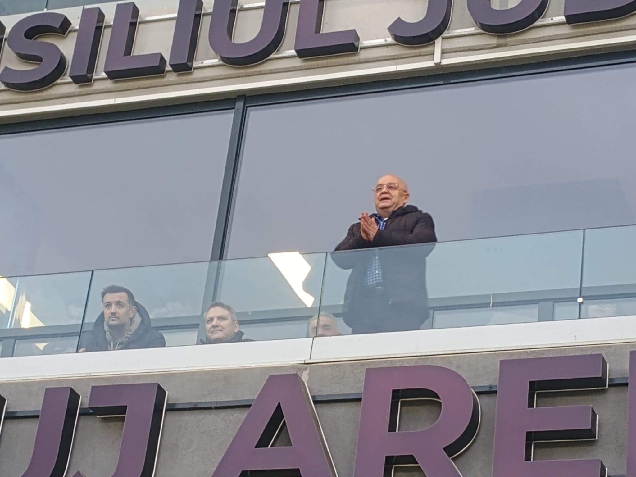 Emil Boc a urmărit meciul alături de președintele clubului, Radu Constantea și Dan Lazăr, prorector al UBB Cluj
