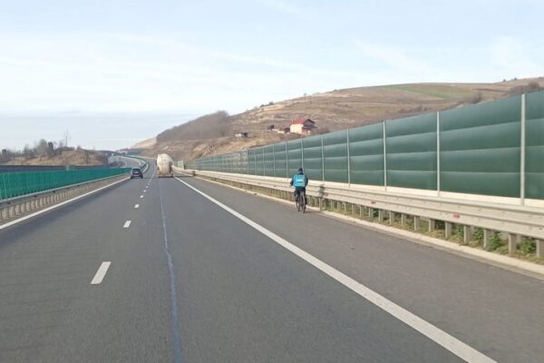 Livratorul-kamikaze de pe A3! Atunci când curieratul devine sport extrem pe autostradă