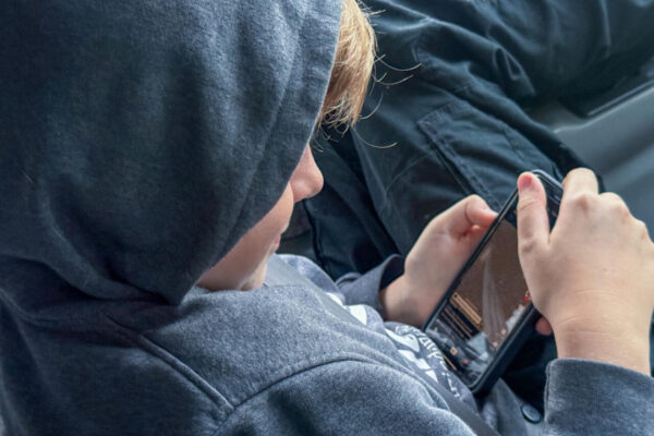 E nevoie de un control parental mai puternic al activității copiilor pe rețele sociale