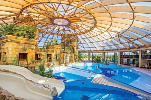 Ungurii au învățat să facă turism cu adevărat. Cât costă pentru o familie de patru persoane să își petreacă Revelionul la Hajduszoboszlo