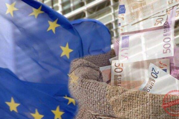 Tânără de 25 ani reținută de polițiști după ce a țepuit mai multe firme dintr-o localitate din Cluj cu fonduri europene fictive