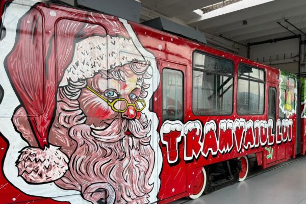 Tramvaiul magic al lui Moș Crăciun pornește astăzi la drum prin Cluj! Cadouri, colinde și zâmbete pe șine!