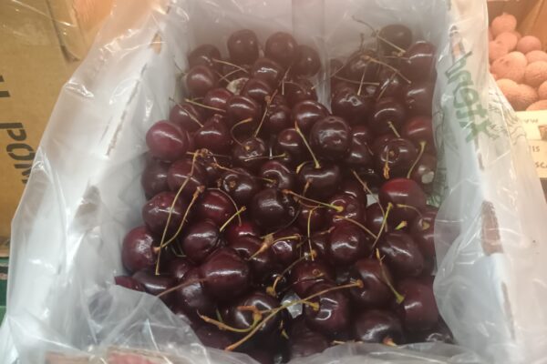 Cireșe de lux pe raftul unui supermarket celebru din Cluj. Prețul este unul șocant cu adevărat!