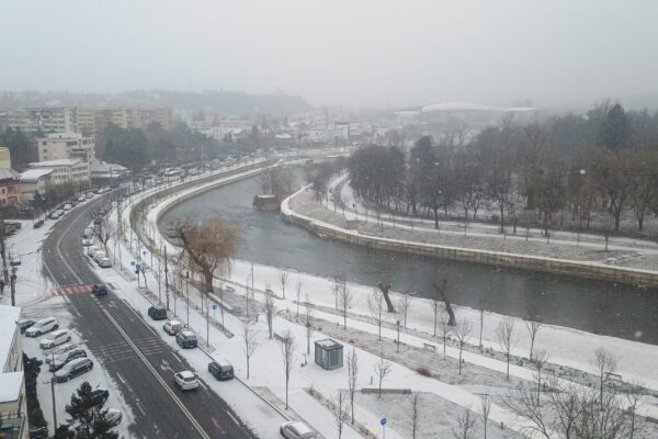 Iarna și-a intrat în drepturi la Cluj, în penultima zi din 2025. Imagini de basm cu orașul alb