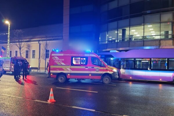 Un troleibuz a lovit un pieton în centrul Clujului. O tânără din Arad a ajuns în stare critică la spital