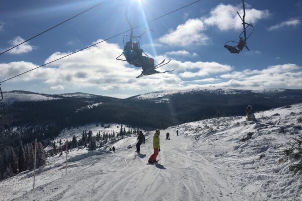 Sezonul de schi începe la Buscat! Pârtia își așteaptă primii schiori ai iernii