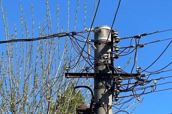 Mai multe localități din județul Cluj sunt fără curent. Avarie majoră la Jucu din cauza vântului