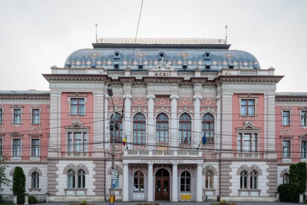 Țeparul clujean care a înșelat zeci de oameni cu aproape 1 milion de lei a ajuns după gratii