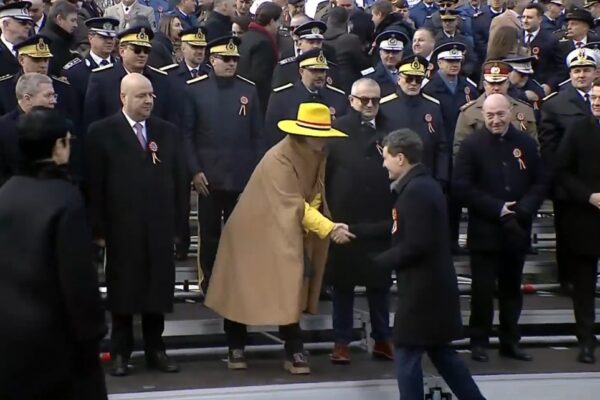 Cine este demnitarul care a atras toate privirile la parada de la București. A venit cu tricolorul la pălărie