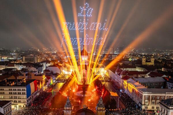 Spectacol cu drone în centrul Clujului. Fără artificii și de data asta