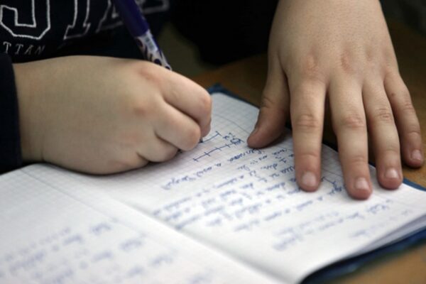 Temele pentru acasă, reduse drastic în toate școlile din România. Ordinul 6.854/2025 schimbă regulile pentru elevi, profesori și părinți