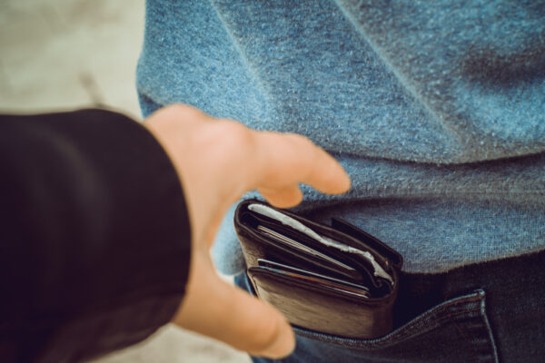 Atenție la buzunare la Târgul de Crăciun! Jandarmii clujeni au prins un hoț de portofele