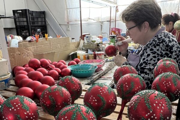 Povestea fabricii din Cluj care pictează pe globuri iernile lumii sau poveștile copilăriei