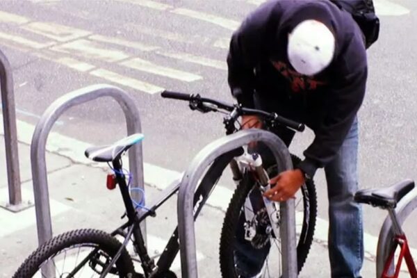 Polițiștii clujeni au prins un hoț de biciclete după amprentele lăsate pe un indicator rutier. Programul AFIS al Poliției i-a venit de hac