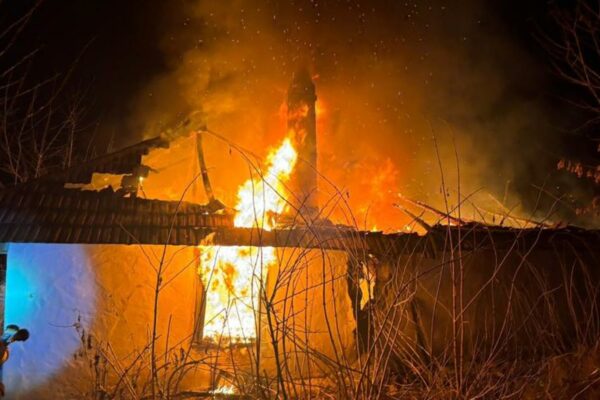 Incendiu violent într-o localitate din Cluj. A luat foc o casă în plină iarnă