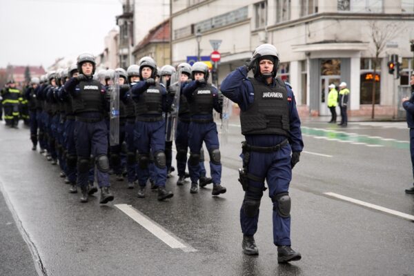 Pompierii și jandarmii din Cluj au salvat parada de Ziua Națională. ”În ritmul ăsta vor ajunge să defileze și poștașii”