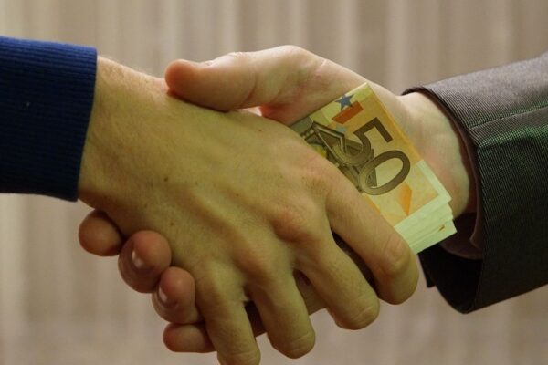 Bărbat prins în flagrant în timp ce dădea mită unui polițist