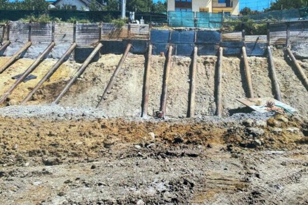 Clujul martor la dezastru! Strada Papilian o ia din nou la vale: Casele trosnesc, iar șantierul folosește aceeași metodă ca la prăpădul din 2021