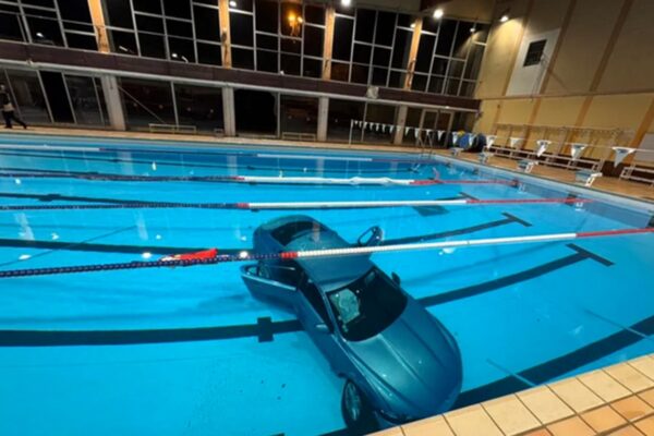 Așa ceva nu s-a mai văzut vreodată. A ajuns cu mașina în piscina municipală