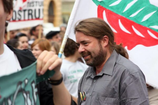 Viața discretă a unui fost senator de Cluj. Cine este omul din umbra candidatei la Primăria Capitalei