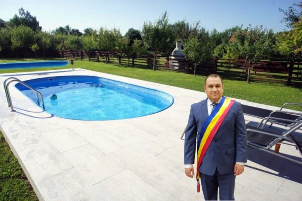 Piscină ilegală în curtea primarului din Gilău. Primăria Gilău și-a amendat primarul cu 2.000 de lei