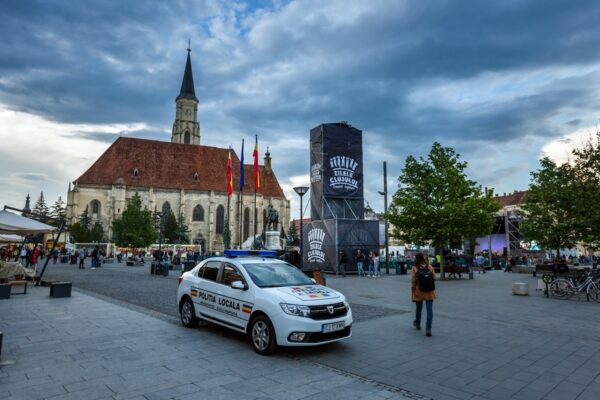 Polițist local lovit cu pumnul în centrul Clujului, ”La coloane”. Agresorul i-a fracturat mandibula