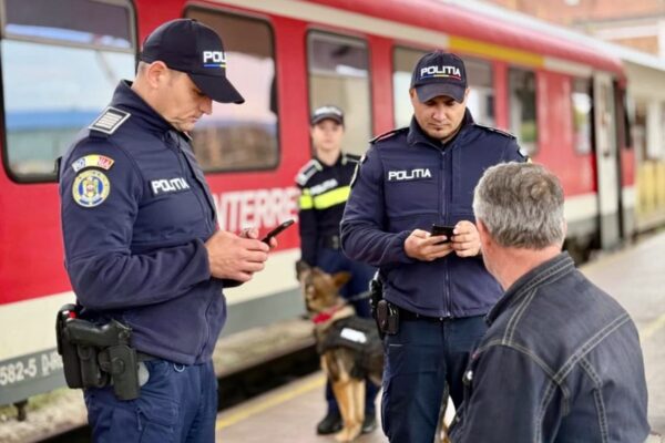 A scos briceagul într-un tren plin de oameni. Un pasager a fost tăiat la mână între Câmpia Turzii și Cluj Napoca