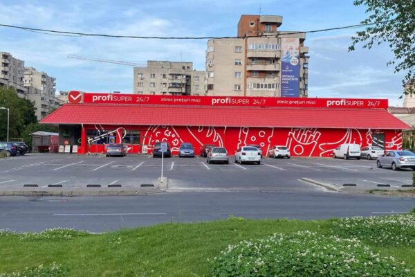 Au golit aproape un magazin Profi. Două clujence, trimise în judecată după ce au furat numai bunătăți