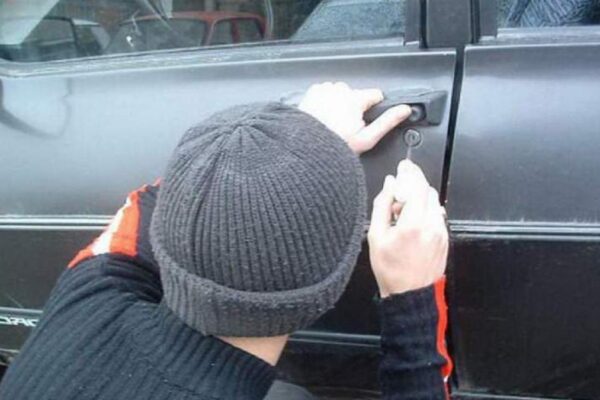 Un clujean și-a stricat sărbătorile. A fost reținut după ce a spart o mașină