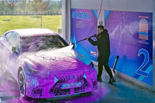Care e mai bună: spuma roz sau cea albă din spălătoriile auto. Cât e marketing și cât e eficiență