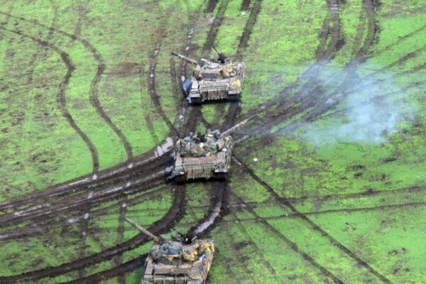 Militarii de la Turda se antrenează pe tancuri din anii ’50. Și mai sunt români care susțin că armata nu are nevoie de dotări