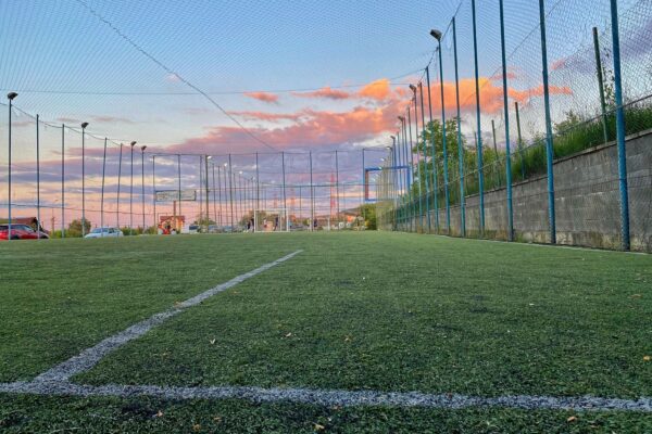 Tragedia care a șocat o comunitate din Cluj. Un bărbat ieșit la fotbal s-a prăbușit pe teren în timpul meciului și a murit