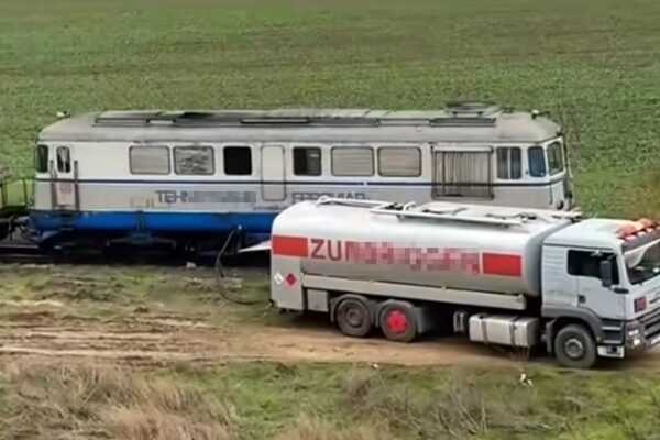 În ce hal a ajuns calea ferată din România. Tren alimentat cu motorină în mijlocul câmpului